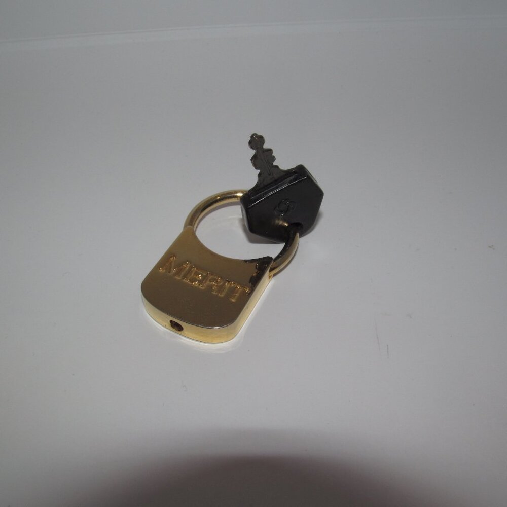 Vintage Merit Cigarettes Tobacciana Collectible Gold Metal Keychain Lock + Key